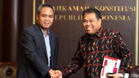 Rombongan DPR dipimpin oleh Wakil Ketua Benny K. Harman yang ditemui oleh Ketua MK Arief Hidayat.
