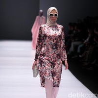 Koleksi Anniesa Hasibuan mengangkat tema DJakarta di Jakarta Fashion Week 2017. Senayan City. Jakarta. [Foto: Mohammad Abduh/Wolipop]