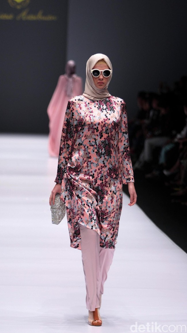 Koleksi Anniesa Hasibuan mengangkat tema DJakarta di Jakarta Fashion Week 2017. Senayan City. Jakarta. [Foto: Mohammad Abduh/Wolipop]