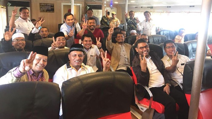 Hidayat Nur Wahid Salam 2 Jari: Bukan untuk Pilkada DKI Ya