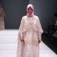 Koleksi Anniesa Hasibuan mengangkat tema DJakarta di Jakarta Fashion Week 2017. Senayan City. Jakarta. [Foto: Mohammad Abduh/Wolipop]