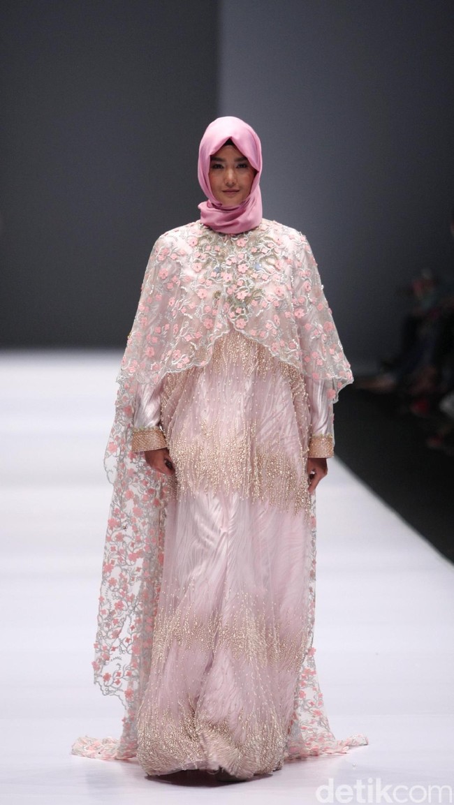 Koleksi Anniesa Hasibuan mengangkat tema DJakarta di Jakarta Fashion Week 2017. Senayan City. Jakarta. [Foto: Mohammad Abduh/Wolipop]
