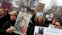 Sejumlah aktivis berkumpul di luar Gedung Putih untuk memprotes kebijakan Presiden Donald Trump terkait kebijakan imigrasi bagi negara mayoritas di Washington, Amerika Serikat, Senin (30/1). REUTERS/Aaron P. Bernstein.