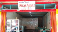 Selain toko-toko, di kawasan ini juga berdiri beberapa kedai kopi yang menarik untuk dicoba. Warga Tionghoa memang terkenal akan racikan kopinya, sehingga kedai kopi seperti kopitiam ini patut untuk dicoba (Wahyu/detikTravel)