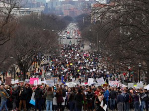 Ribuan Warga di Washington DC Memprotes Kebijakan Imigrasi Trump