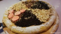 Salah satu menu yang harus Anda coba adalah pizza manis. Pizza yang satu ini bisa Anda pilih toppingnya sendiri. Ada marshmallow, pisang, almond, oreo, kit kat dan juga ada beragam pilihan saus. Hmm, enak dinikmati bersama dengan es milo.