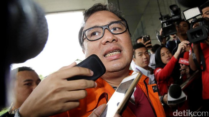 Diperiksa Lebih dari 7 Jam, Penyuap Patrialis: Saya No Comment