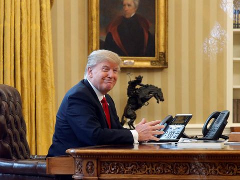 Alasan Setelan Jas Donald Trump Selalu Kebesaran 