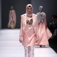 Koleksi Anniesa Hasibuan mengangkat tema DJakarta di Jakarta Fashion Week 2017. Senayan City. Jakarta. [Foto: Mohammad Abduh/Wolipop]