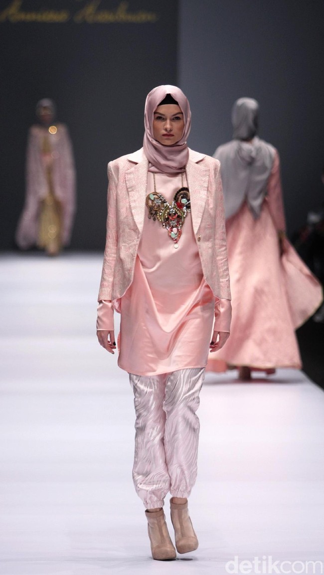 Koleksi Anniesa Hasibuan mengangkat tema DJakarta di Jakarta Fashion Week 2017. Senayan City. Jakarta. [Foto: Mohammad Abduh/Wolipop]