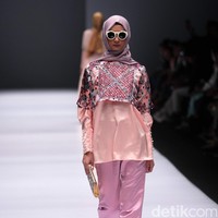 Koleksi Anniesa Hasibuan mengangkat tema DJakarta di Jakarta Fashion Week 2017. Senayan City. Jakarta. [Foto: Mohammad Abduh/Wolipop]