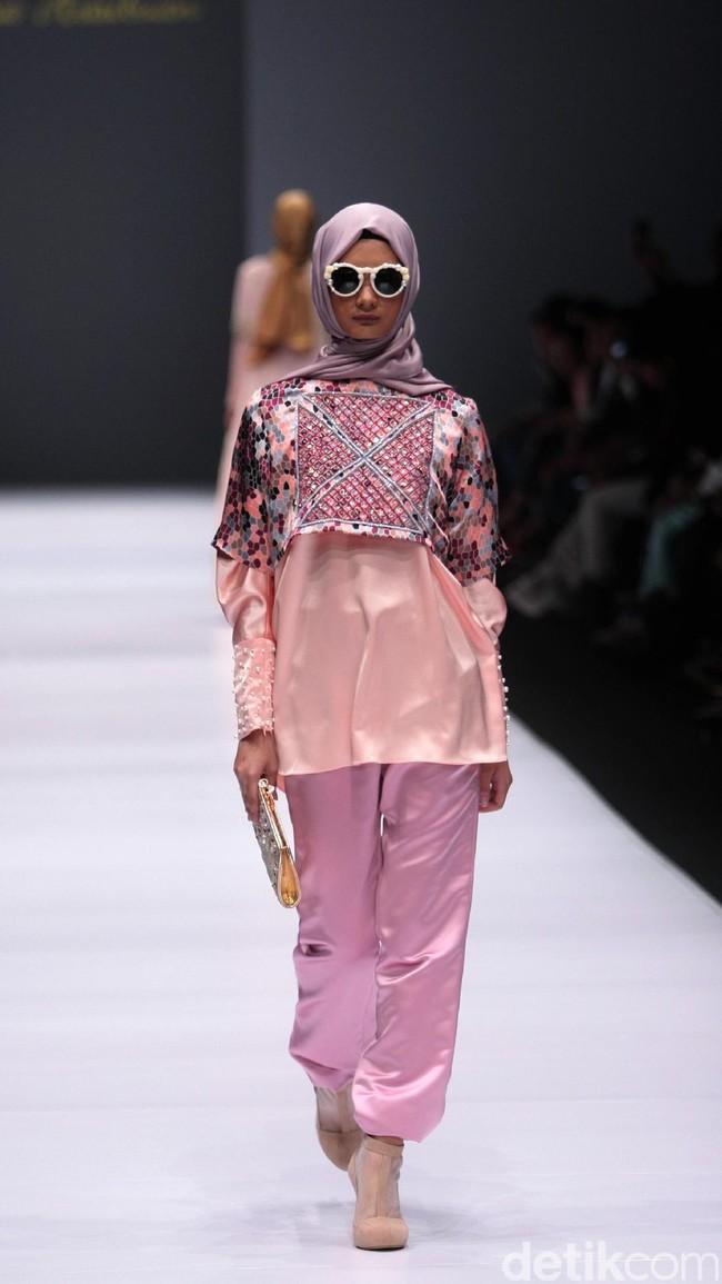 Koleksi Anniesa Hasibuan mengangkat tema DJakarta di Jakarta Fashion Week 2017. Senayan City. Jakarta. [Foto: Mohammad Abduh/Wolipop]