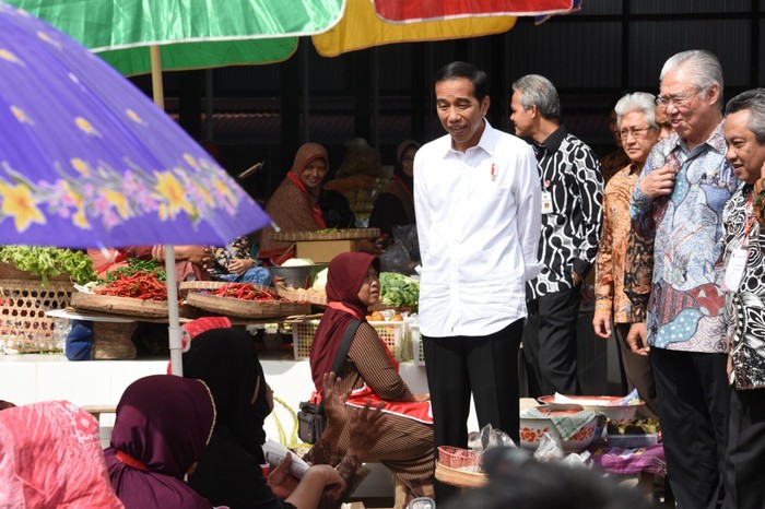 Jokowi Terima Curhat Ibu-ibu, Mulai Tahajud hingga Rumah Rusak