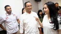 Anies berbincang dengan Nagita Slavina. Mantan Mendikbud dan Rektor Paramadina itu mengaku opitimistis dengan adanya dukungan Raffi dan Nagita Slavina. Mereka disebut bisa menjadi magnet tersendiri untuk menarik masyarakat.