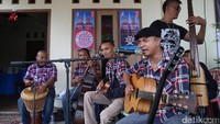 Kelompok musik Krontjong Toegoe mulai berdiri sejak tahun 1661 dan diwariskan ke anak cucu hingga saat ini.