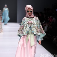 Koleksi Anniesa Hasibuan mengangkat tema DJakarta di Jakarta Fashion Week 2017. Senayan City. Jakarta. [Foto: Mohammad Abduh/Wolipop]