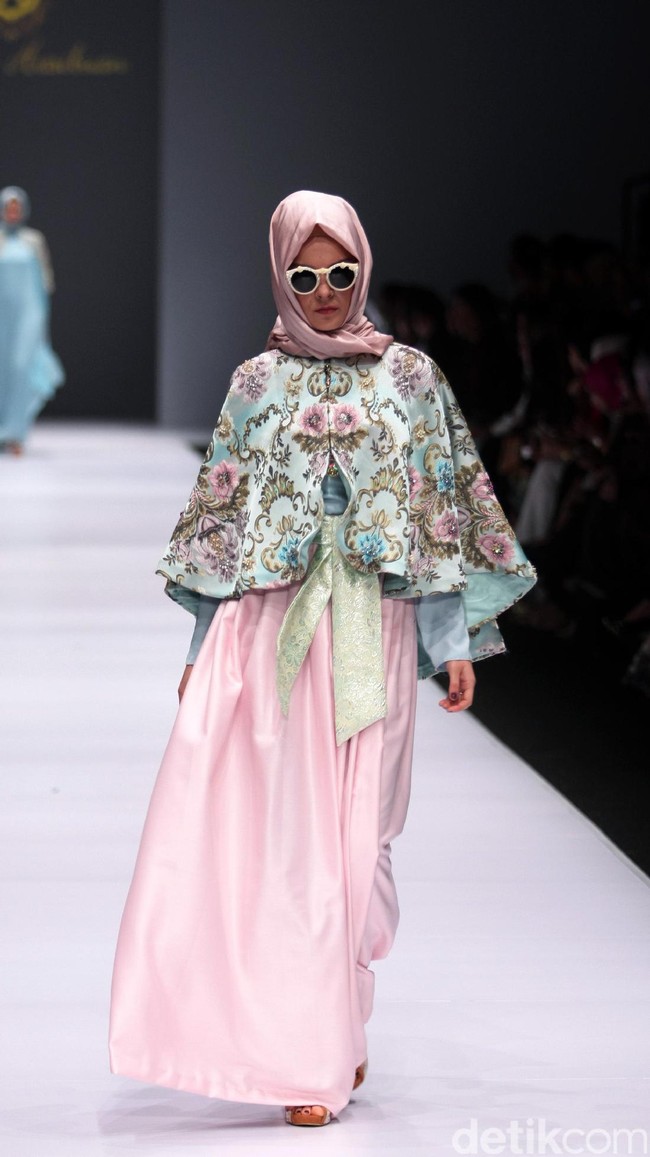 Koleksi Anniesa Hasibuan mengangkat tema DJakarta di Jakarta Fashion Week 2017. Senayan City. Jakarta. [Foto: Mohammad Abduh/Wolipop]