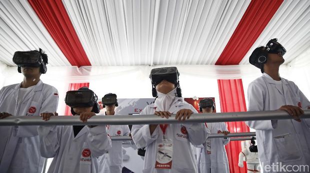 Wajah Semringah Para Pelajar yang Mendapat Bantuan Pustaka Digital