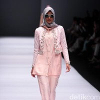 Koleksi Anniesa Hasibuan mengangkat tema DJakarta di Jakarta Fashion Week 2017. Senayan City. Jakarta. [Foto: Mohammad Abduh/Wolipop]