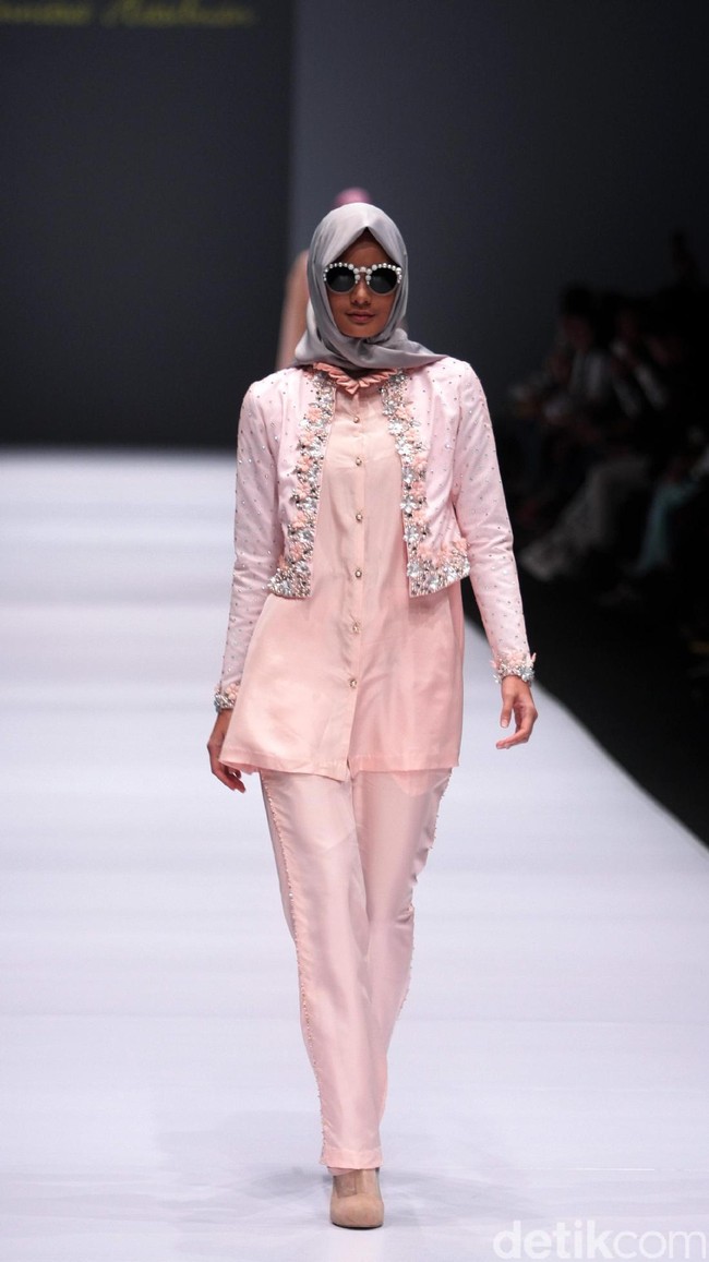 Koleksi Anniesa Hasibuan mengangkat tema DJakarta di Jakarta Fashion Week 2017. Senayan City. Jakarta. [Foto: Mohammad Abduh/Wolipop]