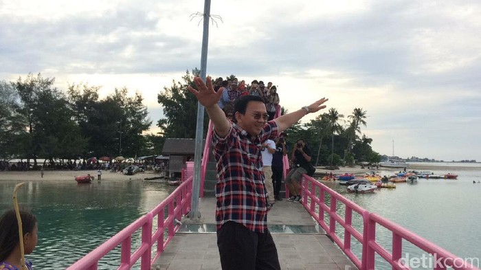 Singgah di Jembatan Cinta Pulau Tidung, Ahok: Biar Tambah Cinta