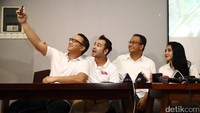 Raffi Ahmad, Anies Baswedan, dan Nagita Slavina melakukan swafoto (wefie).