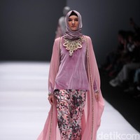Koleksi Anniesa Hasibuan mengangkat tema DJakarta di Jakarta Fashion Week 2017. Senayan City. Jakarta. [Foto: Mohammad Abduh/Wolipop]