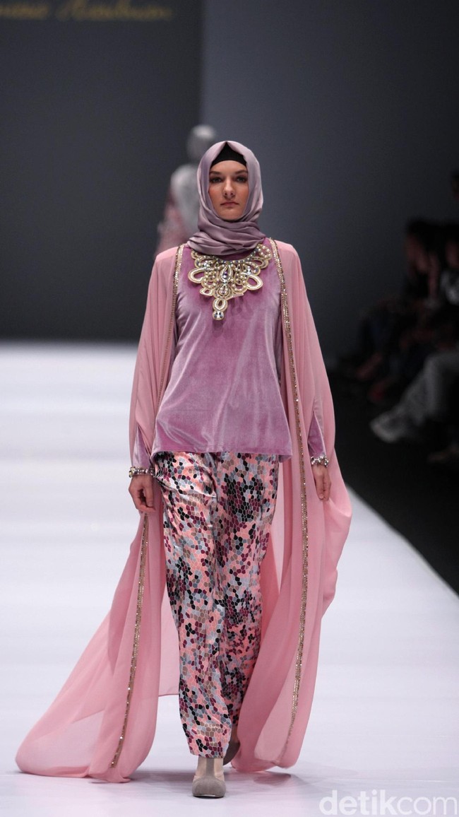 Koleksi Anniesa Hasibuan mengangkat tema DJakarta di Jakarta Fashion Week 2017. Senayan City. Jakarta. [Foto: Mohammad Abduh/Wolipop]