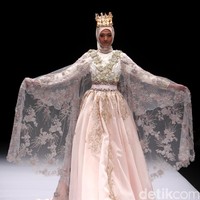 Koleksi Anniesa Hasibuan mengangkat tema DJakarta di Jakarta Fashion Week 2017. Senayan City. Jakarta. [Foto: Mohammad Abduh/Wolipop]