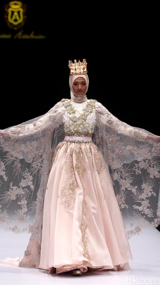 Koleksi Anniesa Hasibuan mengangkat tema DJakarta di Jakarta Fashion Week 2017. Senayan City. Jakarta. [Foto: Mohammad Abduh/Wolipop]
