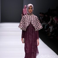 Koleksi Anniesa Hasibuan mengangkat tema DJakarta di Jakarta Fashion Week 2017. Senayan City. Jakarta. [Foto: Mohammad Abduh/Wolipop]