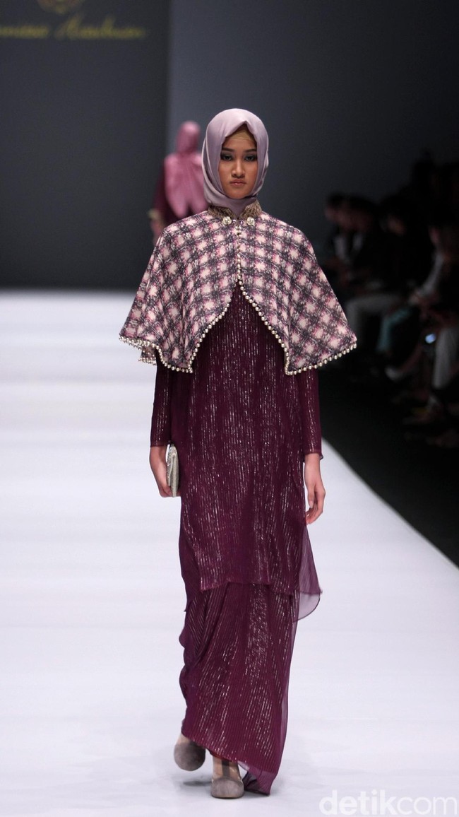 Koleksi Anniesa Hasibuan mengangkat tema DJakarta di Jakarta Fashion Week 2017. Senayan City. Jakarta. [Foto: Mohammad Abduh/Wolipop]