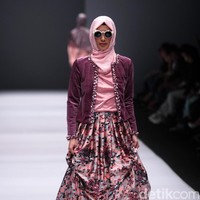 Koleksi Anniesa Hasibuan mengangkat tema DJakarta di Jakarta Fashion Week 2017. Senayan City. Jakarta. [Foto: Mohammad Abduh/Wolipop]