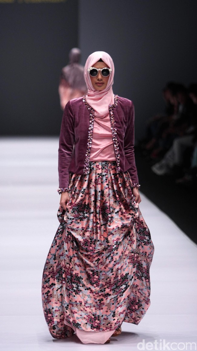 Koleksi Anniesa Hasibuan mengangkat tema DJakarta di Jakarta Fashion Week 2017. Senayan City. Jakarta. [Foto: Mohammad Abduh/Wolipop]