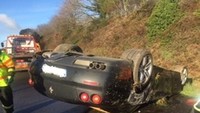Pemilik mobil Ferrari 612 Scaglietti tak bisa mengendalikan kendaraannya di Quimperle, Prancis. Mobil pun terbalik di jalanan. Foto: WreckedExotics.com