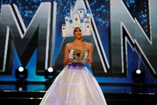 Miss Germany 2016 Johanna Acs mengenakan gaun putih seperti putri raja di malam final Miss Universe. Tak ketinggalan, mahkotanya pun berbentuk kastil. Uniknya, sepanjang gaun putih yang dipakai Johanna malam itu dihiasi lampu LED yang terlihat bersinar kebiruan saat ia datang. Foto: Reuters