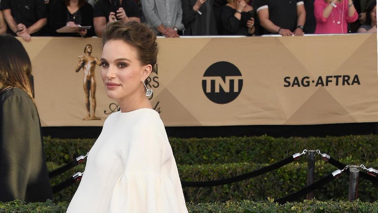 Hamil Besar, Natalie Portman Tak Hadiri Red Carpet Oscar 2017 Hamil Besar, Natalie Portman Tak Hadiri Red Carpet Oscar 2017