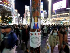 Anti-Trump, Street Artist Jepang Tempel Stiker di Jalanan Kota Shibuya