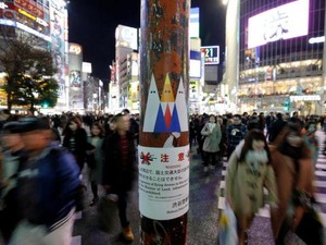Anti-Trump, Street Artist Jepang Tempel Stiker di Jalanan Kota Shibuya