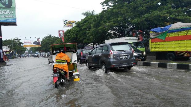 Genangan air di jalan protokol di Makassar.