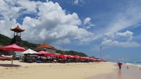 3. Deretan payung merah tempat para turis berjemur. Tapi banyak juga rombongan wisatawan Nusantara yang datang ke pantai ini (Fitraya/detikTravel)