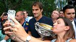 Pose Serena dan Federer dengan Pialanya