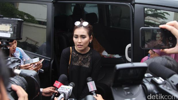 Masih Soal Cerai Evelyn-Aming, Ayu Ting Ting Terancam Langgar Undang-undang