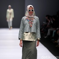Koleksi Anniesa Hasibuan mengangkat tema DJakarta di Jakarta Fashion Week 2017. Senayan City. Jakarta. [Foto: Mohammad Abduh/Wolipop]