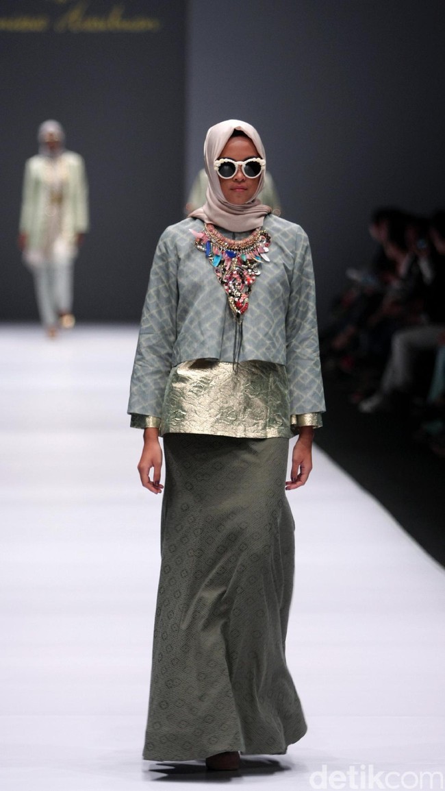 Koleksi Anniesa Hasibuan mengangkat tema DJakarta di Jakarta Fashion Week 2017. Senayan City. Jakarta. [Foto: Mohammad Abduh/Wolipop]