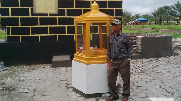 Pemilik kebun kurma dan tiruan Ka'bah di belakangnya (Muhajir/detikTravel)
