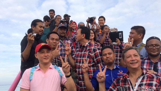 Ahok di Jembatan Cinta Pulau Tidung / 