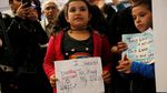 Tolak Kebijakan Imigrasi Trump, Warga AS Dukung Umat Muslim