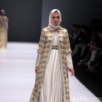 Koleksi Anniesa Hasibuan mengangkat tema DJakarta di Jakarta Fashion Week 2017. Senayan City. Jakarta. [Foto: Mohammad Abduh/Wolipop]