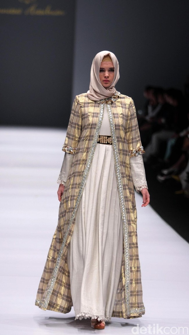 Koleksi Anniesa Hasibuan mengangkat tema DJakarta di Jakarta Fashion Week 2017. Senayan City. Jakarta. [Foto: Mohammad Abduh/Wolipop]